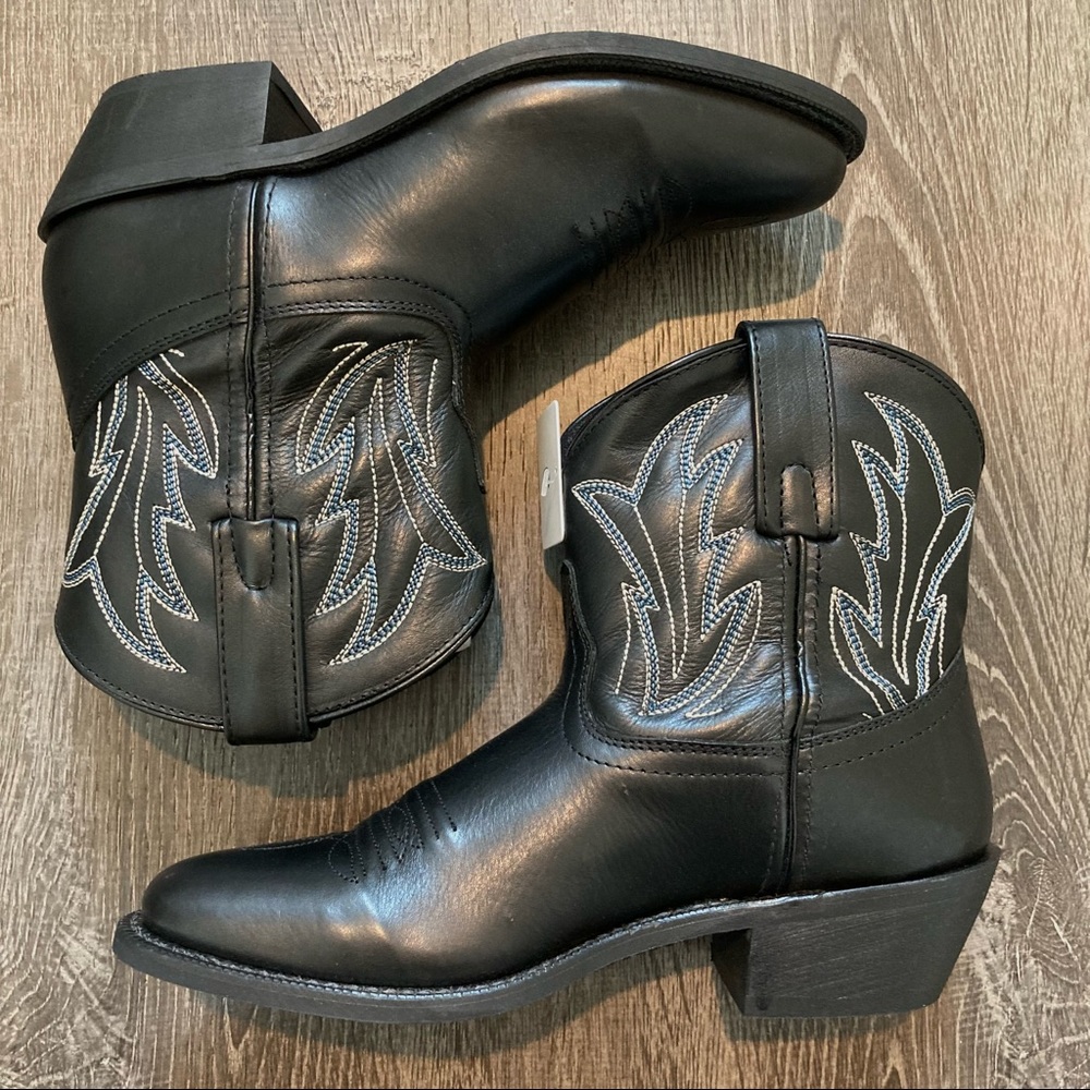 Women’s Black Leather Boots Short Cowboy Boots Booties NWOB Size 6 Soto Boots